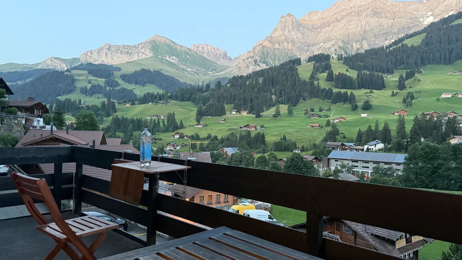 Balkontisch mit Blick über Adelboden